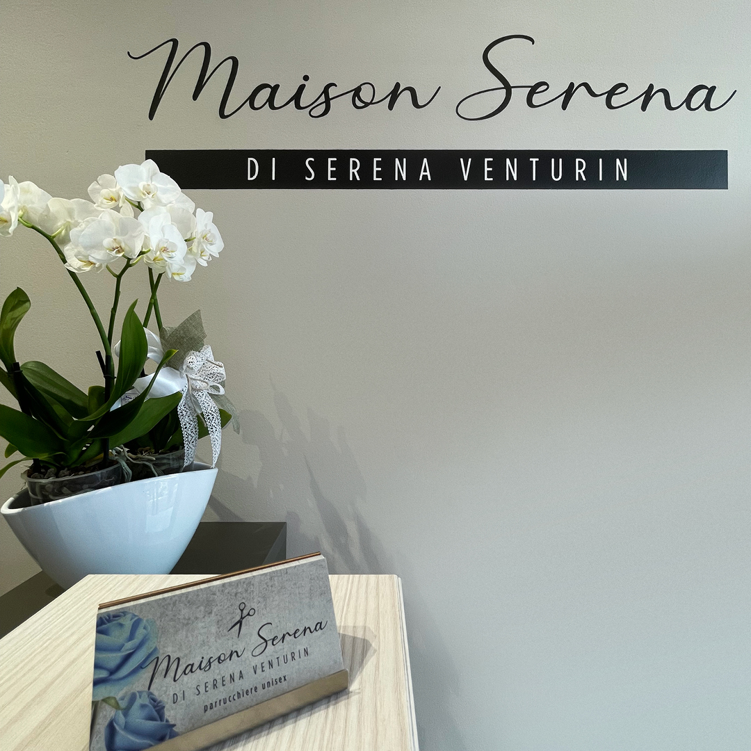 Immagine del muro con il logo del salone maison serena